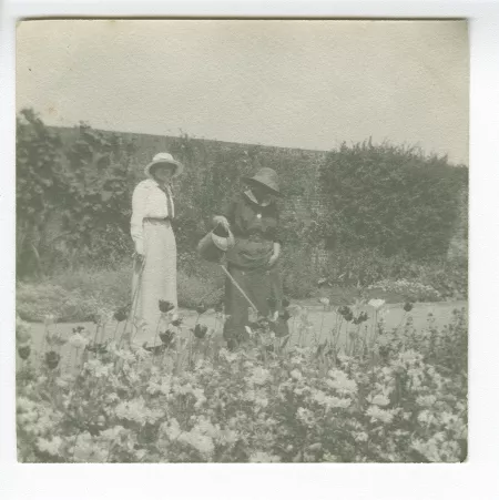 photographie de deux élèves de l'école d'horticulture à des travaux de jardinage