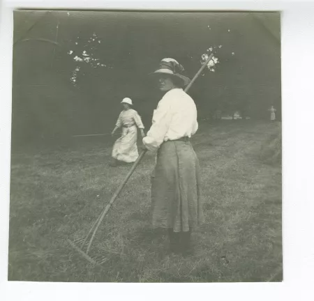 photographie d'une élève de l'école d'horticulture aux travaux des champs