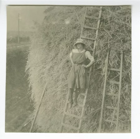 photographie de Mlle Keller, sur une échelle