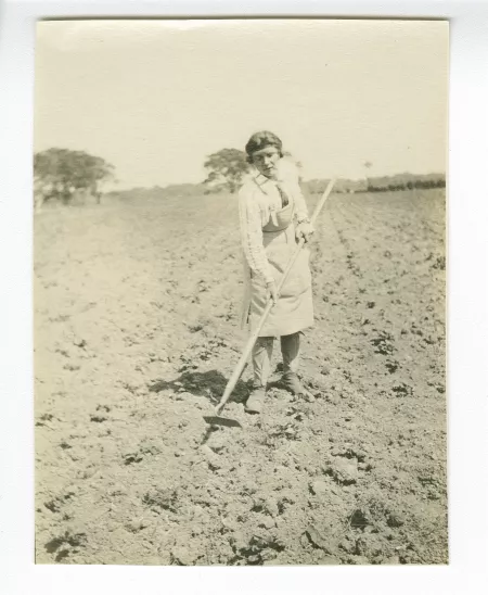 photographie de Marie-Thérèse Muller, bêchant