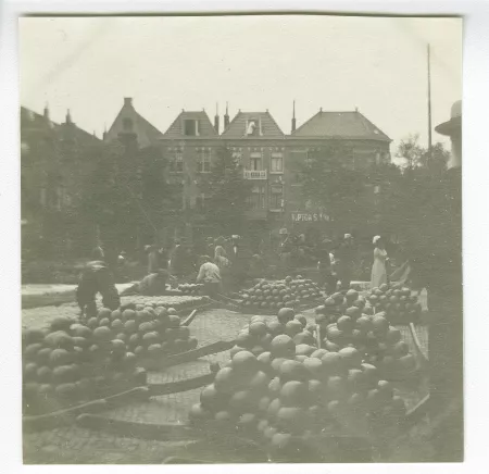 photographie de meules de fromages, lors du marché aux fromages