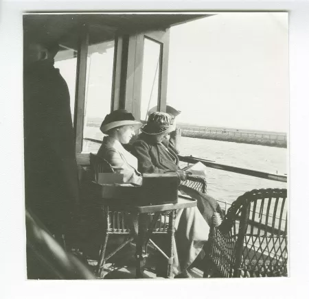 photographie de Daisy Weber, à gauche, et Marie-Thérèse Muller, assises dans un bateau