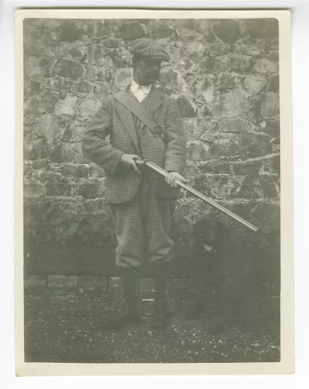 photographie d’un homme non identifié, portant un fusil
