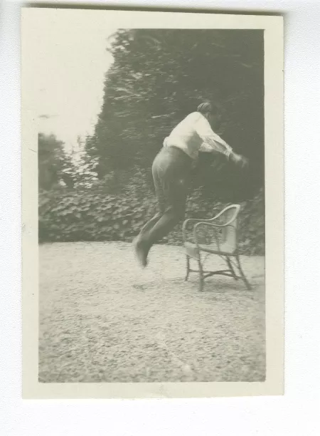 photographie de Ramon Fernandez [?], sautant par dessus une chaise, aux décades de Pontigny