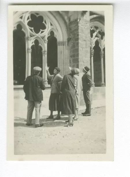 photographie montrant, de gauche à droite, Roger Martin du Gard, Ethel Whitehorn, Enic McLeod [?], et deux autres personnes, devant le narthex de l'abbatiale de Pontigny, lors des décades de Pontigny, août 1926
