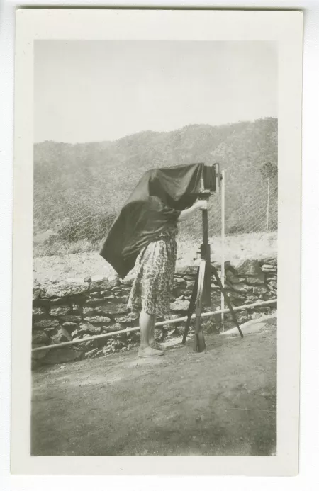 photographie d’une femme prenant une photographie sous un voile avec une grande chambre, à la villa Le Pin, à Saint-Clair