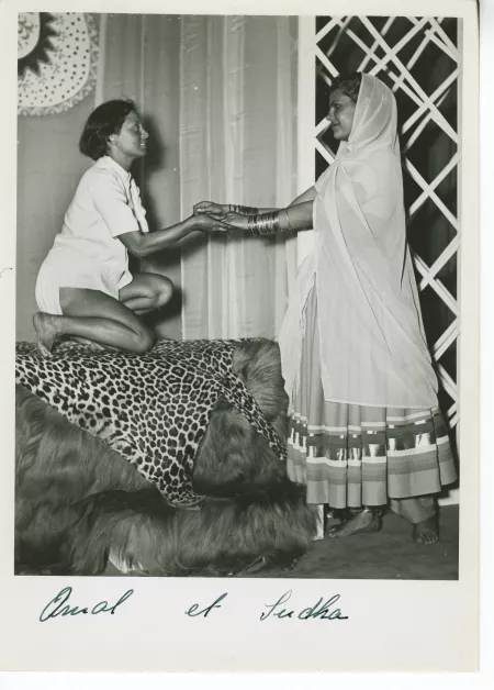 photographie de Muni (Amal) et Marie-Josèphe (Sudha) dans la pièce Amal et la Lettre du roi de Rabindranath Tagore, au Théâtre des Mathurins, juin 1949