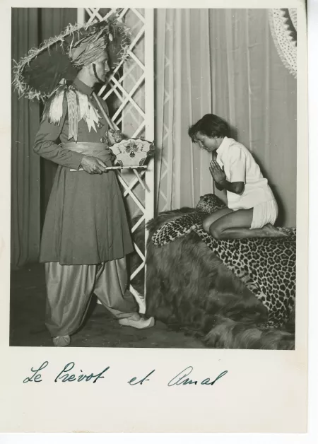 photographie de Jean-Marc Lambert (le prévôt) et de Muni (Amal), dans la pièce Amal et la Lettre du roi de Rabindranath Tagore, au Théâtre des Mathurins, juin 1949