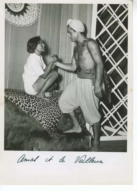 photographie de Muni (Amal) et de Jacques Duval (le veilleur), dans la pièce Amal et la Lettre du roi de Rabindranath Tagore, au Théâtre des Mathurins, juin 1949