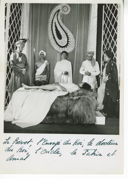 photographie de Jean-Marc Lambert (le prévôt), Georges Galley (le messager du roi), Maurice Petitpas (le médecin du roi), Charles Nissar (Madhav), Jean Marchat (Gaffer) et Muni (Amal), dans la pièce Amal et la Lettre du roi de Rabindranath Tagore, au Théâ