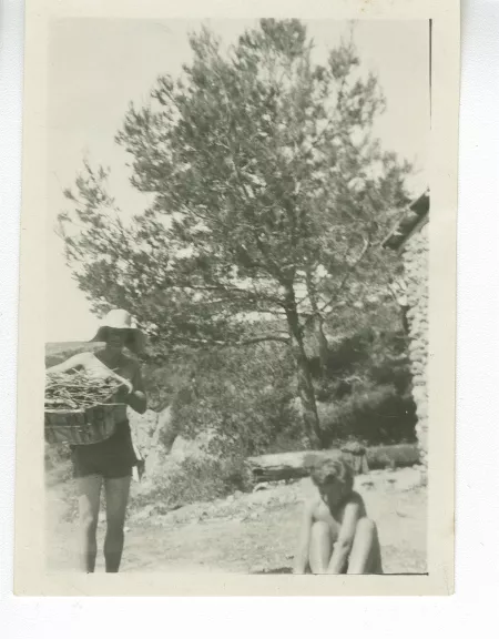 photographie d'Ethel Whitehorn, à droite, accroupie, et Miss Todd, la nurse anglaise de Catherine Gide, portant un fagot, dans la garrigue, juillet 1931