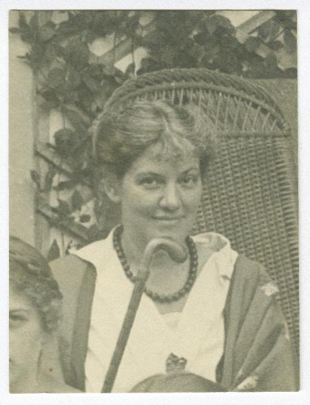 photographie de Suzanne Schlumberger, sur les marches de la propriété de Braffye (ferme du château du Val Richer), pour l'anniversaire de mariage de Jean et Clarisse Schlumberger, 1er juillet 1922