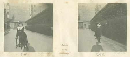 photographie d'Élisabeth Van Rysselberghe assise sur un tabouret devant l'entrée de la villa Aublet, rue Laugier, avril 1902
