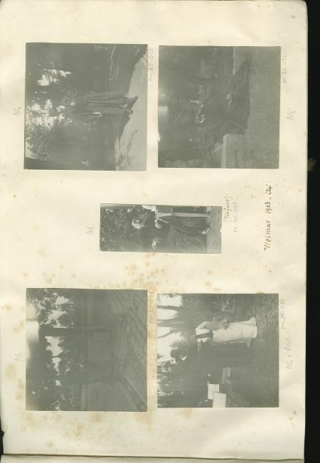 photographie d’André Gide, avec moustache et chapeau, tenant un livre, assis près d’un point d’eau, août 1903