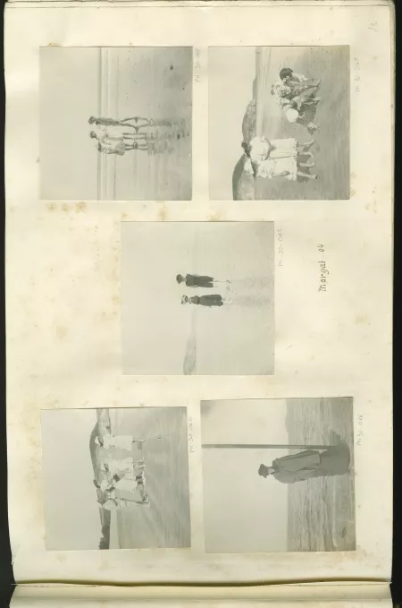 photographie de quatre enfants non identifiés sur la plage, juillet-août 1904