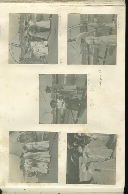 photographie où l'on reconnaît, au centre, Laure Flé, derrière elle son mari Georges Flé, et à droite Maria Van Rysselberghe, avec d'autres femmes, sur le ponton d'un bateau