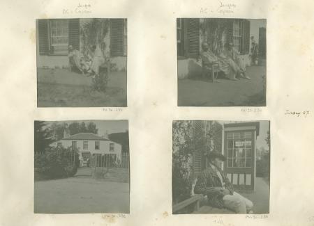 photographie d’André Gide, avec moustache, et Jacques Copeau, tous deux en peignoir, assis sur un banc devant la maison louée par les Copeau à St. Brelade, août-septembre 1907