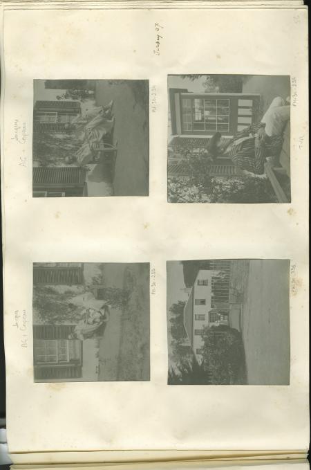 photographie d’André Gide, avec moustache, et Jacques Copeau, tous deux en peignoir, assis sur un banc devant la maison louée par les Copeau à St. Brelade, août-septembre 1907