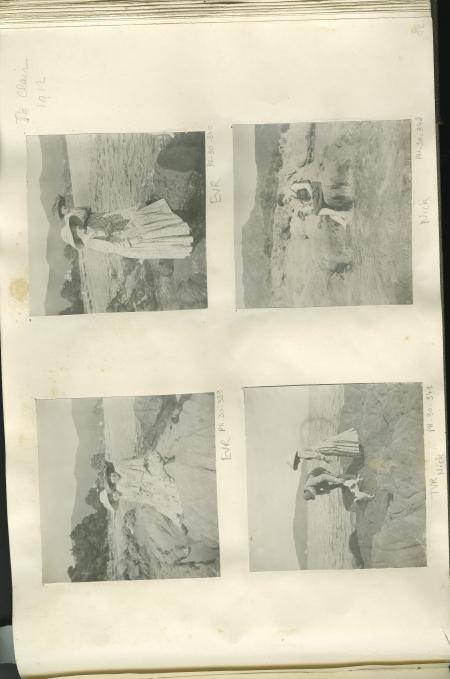 photographie d'Élisabeth Van Rysselberghe, à droite, et Daisy Weber, assises sur les rochers, à Saint-Clair