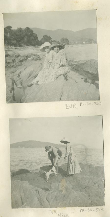 photographie d'Élisabeth Van Rysselberghe, à droite, et Daisy Weber, assises sur les rochers, à Saint-Clair