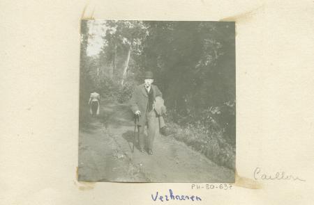 photographie d'Émile Verhaeren sur un chemin