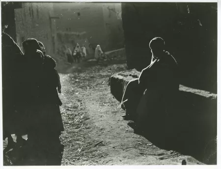 photographie en clair-obscur d'une rue avec quelques personnes
