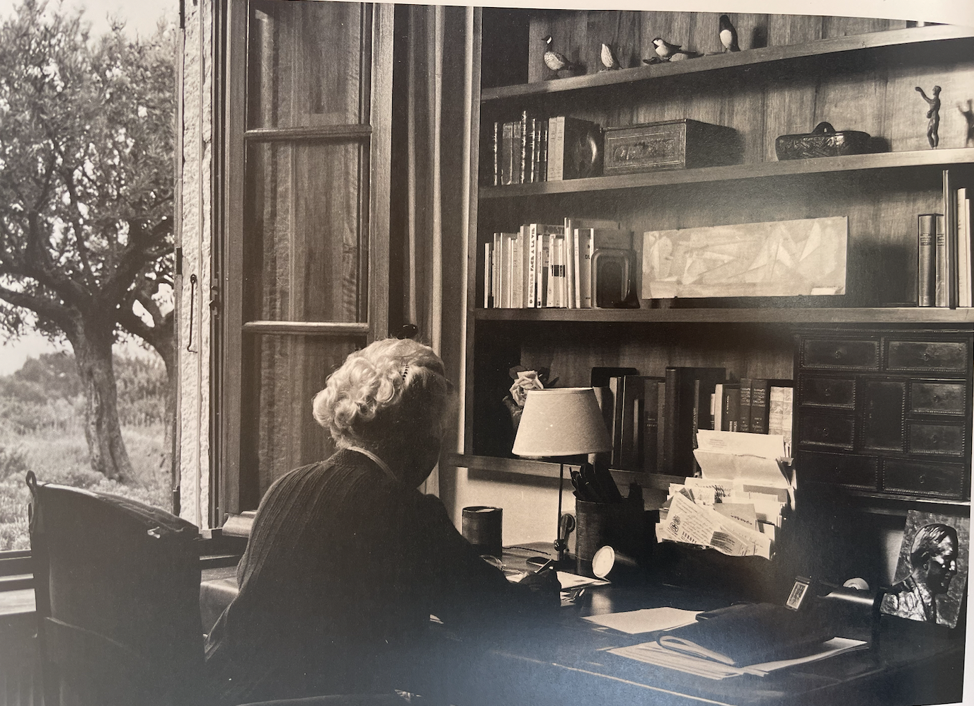Anne Schlumberger au bureau de son oncle