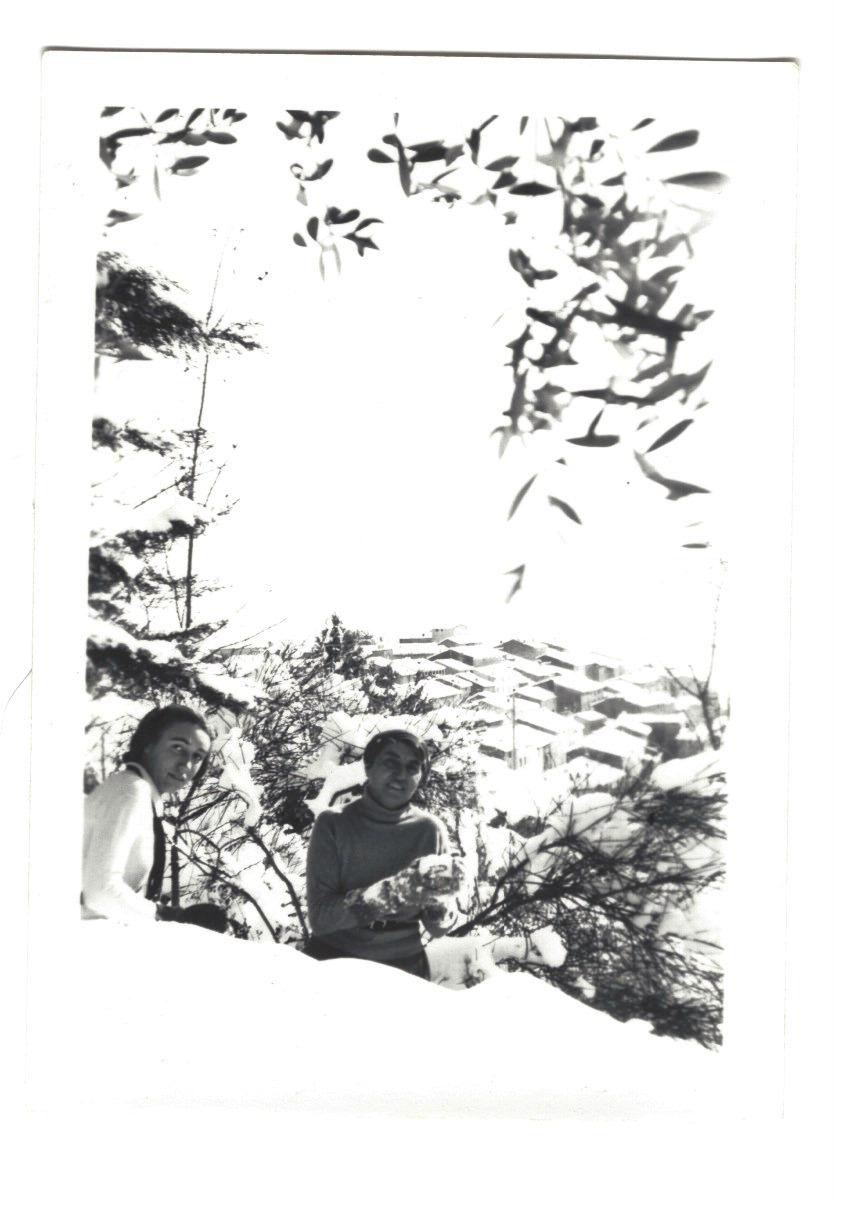 Catherine Gide (à gauche) et Élisabeth Van Rysselberghe (à droite) sur une hauteur de Cabris enneigé, 1939