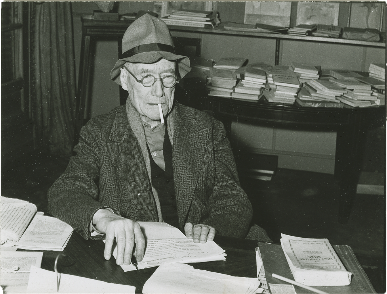 Gide à son bureau