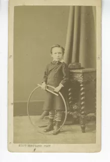 portrait photographique d'André Gide enfant, au cerceau