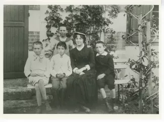 photographie de groupe avec Suzanne de Witt entourée, de gauche à droite, de François de Witt, Émile Ambresin, Gontran Léo (debout) et André Gide, en costume noir