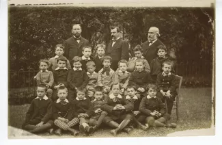 photographie de classe de l'école Alsacienne, année 1877-1878, avec André Gide deuxième à gauche des cinq enfants debout