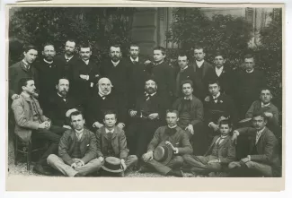 photographie de classe de l'école Alsacienne, année 1887-1888, légendée, avec André Gide, premier à gauche des élèves debout, la main sur l'épaule de Pierre Louÿs