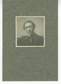 portrait photographique en buste d’André Gide, de face