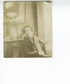 portrait photographique d’André Gide, assis, la main gauche à la fenêtre