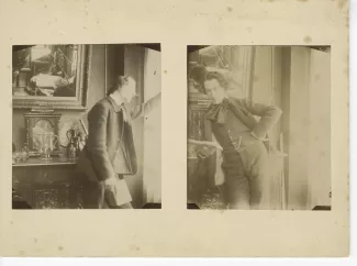2 portraits photographiques d'André Gide, l'un de profil, tenant un livre et regardant par la fenêtre, l'autre accoudé à un buffet, une main sur la hanche