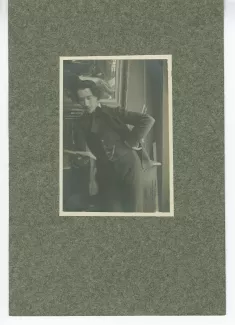 portrait photographique d’André Gide, accoudé à un buffet, lisant, une main sur la hanche