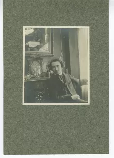 portrait photographique d’André Gide, assis, la main gauche à la fenêtre