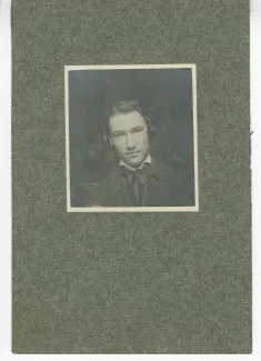 portrait photographique en buste d’André Gide, de face, tête légèrement baissée