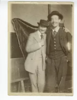 photographie d’André Gide, avec moustache et chapeau, et Paul-Albert Laurens, riants