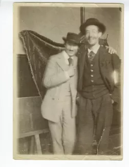 photographie d’André Gide, avec moustache et chapeau, et Paul-Albert Laurens, riants
