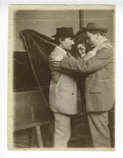 photographie d’André Gide, avec moustache et chapeau, et (Jean-)Pierre Laurens, face à face