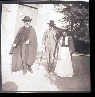 photographie d’André Gide, avec moustache, canne et chapeau, Théo Van Rysselberghe et Maria Van Rysselberghe, en extérieur, août 1903