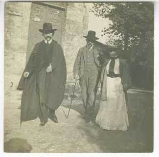 photographie d’André Gide, avec moustache, canne et chapeau, Théo Van Rysselberghe et Maria Van Rysselberghe, en extérieur, août 1903