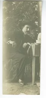 photographie d’André Gide, avec moustache et chapeau, assis à table, en visite à Tiefurt, août 1903