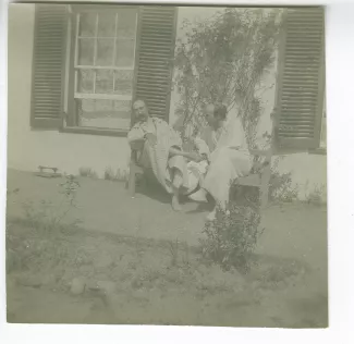 photographie d’André Gide, avec moustache, et Jacques Copeau, tous deux en peignoir, assis sur un banc devant la maison louée par les Copeau à St. Brelade, août-septembre 1907