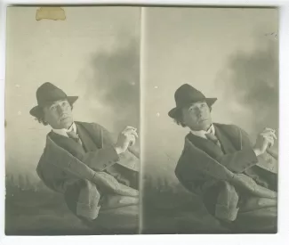 double portrait photographique (clichés identiques) d’André Gide, avec chapeau, assis de biais, fumant, en intérieur