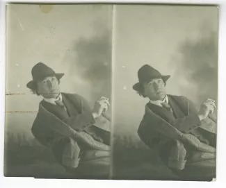 double portrait photographique (clichés identiques) d’André Gide, avec chapeau, assis de biais, fumant, en intérieur