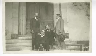 photographie de groupe avec, de gauche à droite, Jean Schlumberger, Jacques Copeau, André Gide, tenant une raquette de tennis, et Edmund Gosse, décade de Pontigny, août 1912