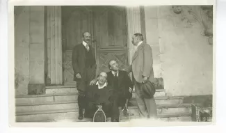 photographie de groupe avec, de gauche à droite, Jean Schlumberger, Jacques Copeau, André Gide, tenant une raquette de tennis, et Edmund Gosse, décade de Pontigny, août 1912